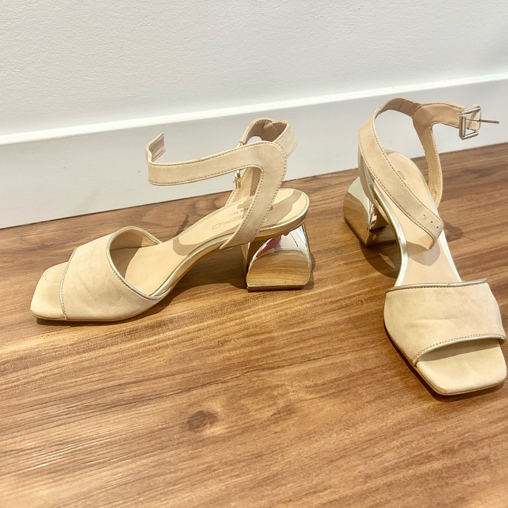 Chic Tan Sandals with Metallic Block Heel
